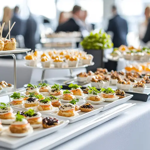 primopiano di un vassoio con fingerfood durante un catering per un evento aziendale